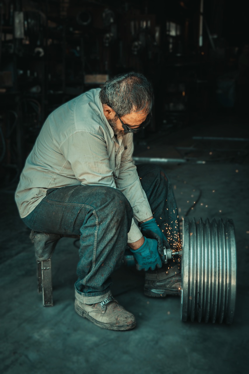 مهندس در حال کار با ربات‌های صنعتی