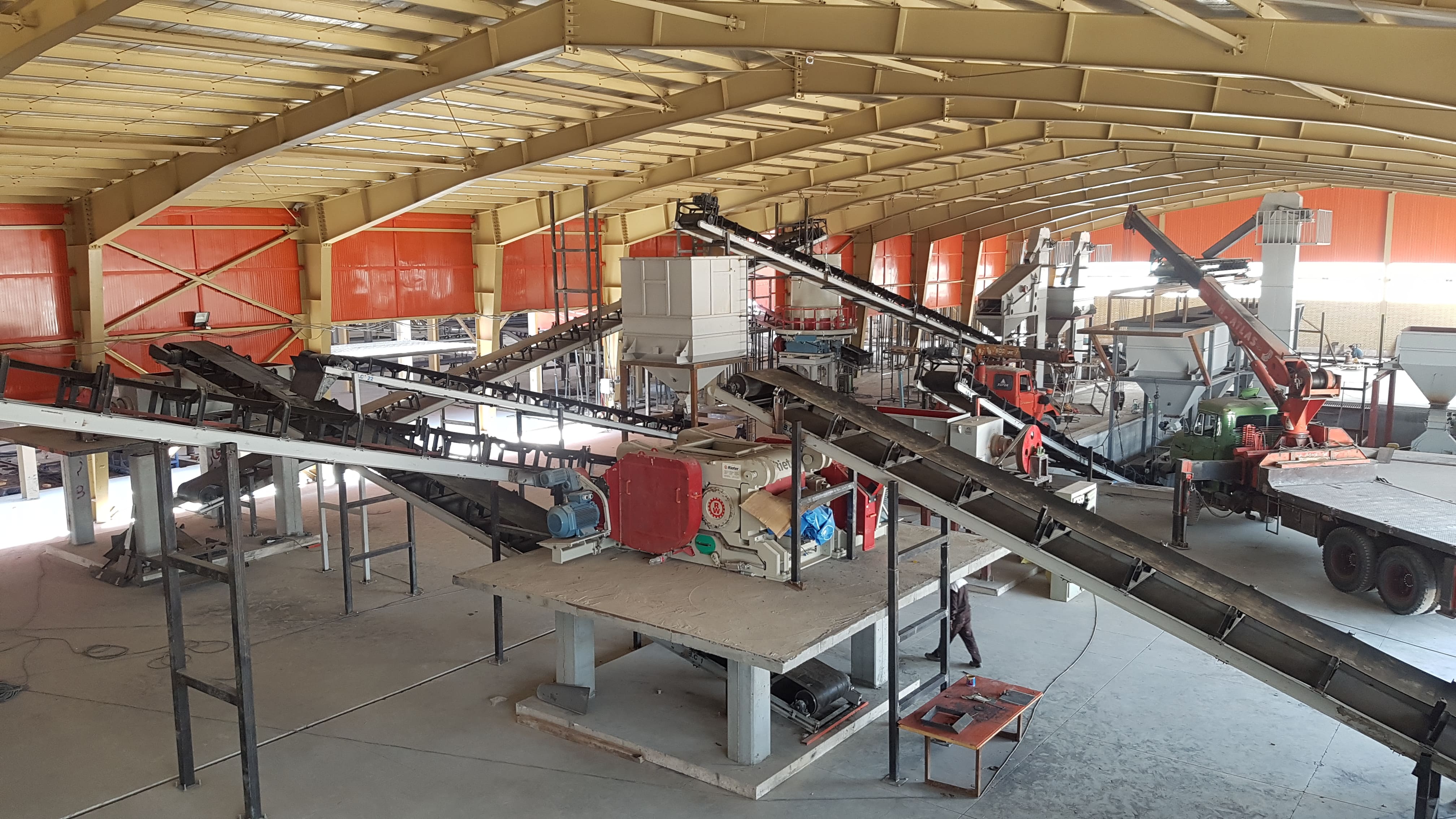 نقش تجهیزات اصلی کارخانه آجر در تولید آجر با کیفیت